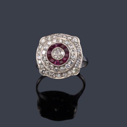 Anillo 'ojo de perdiz' con brillante de aprox. 0,35 ct con triple orla de rubíes calibrados y diamantes talla 8/8.