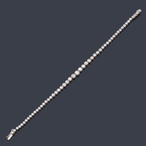  Pulsera rivière con brillantes en disminución de aprox. 5,00 ct en total en montura de platino.