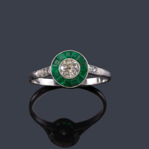 Anillo 'ojo de perdiz' con brillante central de aprox. 0,35 ct y orla de esmeraldas.