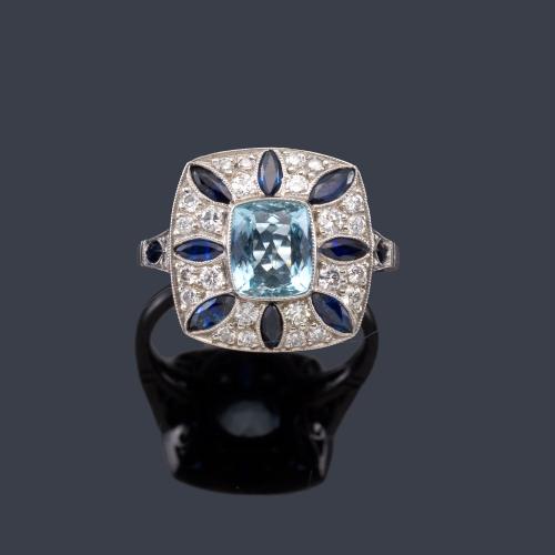 Anillo con aguamarina central talla cojín de aprox. 0,80 ct con zafiros talla marquís con cuajado de brillantes.