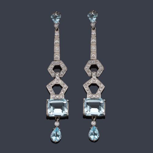  Pendientes largos estilo 'art decó' con aguamarinas talla perilla, triángulo y esmeralda de aprox. 9,00 ct en total y brillantes de aprox. 1,20 ct en total.