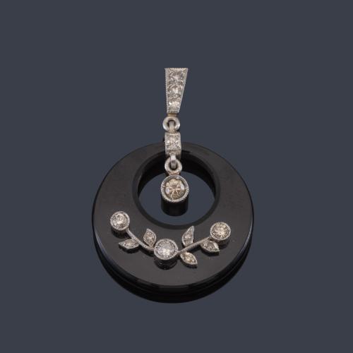  Colgante circular 'art nouveau' realizado en ónix con detalle floral con diamantes y platino. Circa 1910.