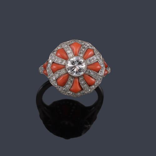  Anillo con diseño de cúpula con brillante central de aprox. 0,50 ct con piezas de coral y brillantes.