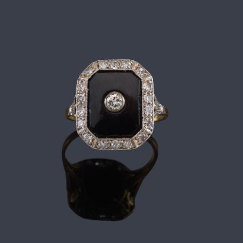  Anillo con diamantes talla antigua y 8/8 de aprox. 0,50 ct en total sobre placa de rectangular de ónix. Años '30.