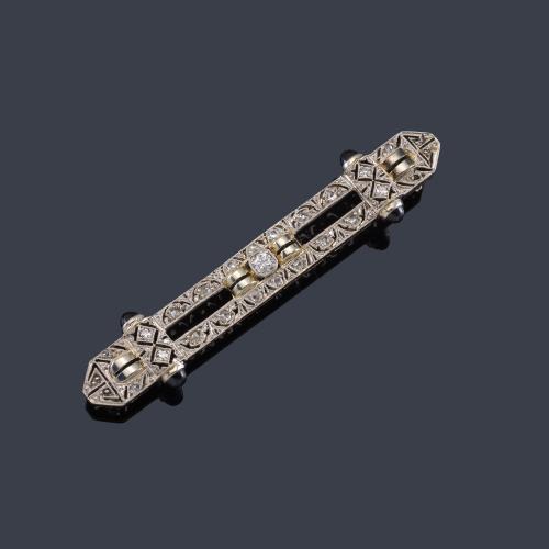 Broche - barrita con diamantes talla brillante y rosa con cuatro zafiros talla cabujón.