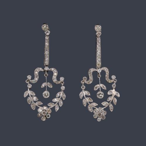  Pendientes largos estilo Garland en platino con brillantes de aprox. 3,00 ct en total.