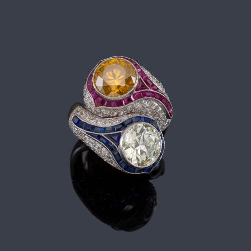  Anillo 'Tu y Yo' con diamante Fancy Orange-Yellow de aprox. 3,55 ct y brillante incoloro de aprox. 3,57 ct con orlas de rubíes y zafiros calibrados.