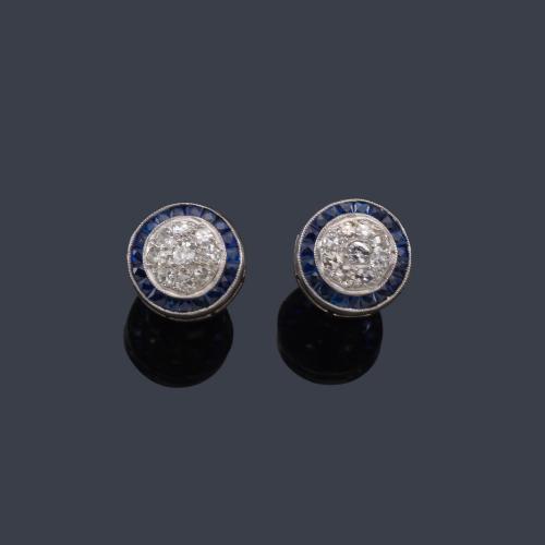  Pendientes con pavé de diamantes talla 8/8 de aprox. 0,36 ct en total con orla de zafiros calibrados.