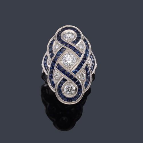 Anillo lanzadera con brillantes de aprox. 1,60 ct en total y zafiros calibrados.