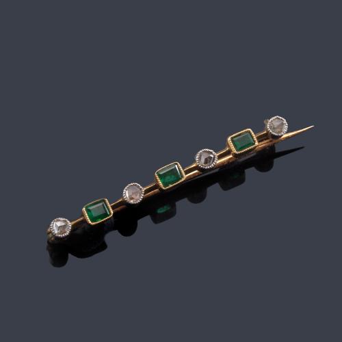  Alfiler-barrita con esmeraldas talla tabla y diamantes talla rosa en montura de oro amarillo de 18K.