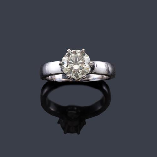 Solitario con brillante de aprox. 1,60 ct en montura de oro blanco de 18K.