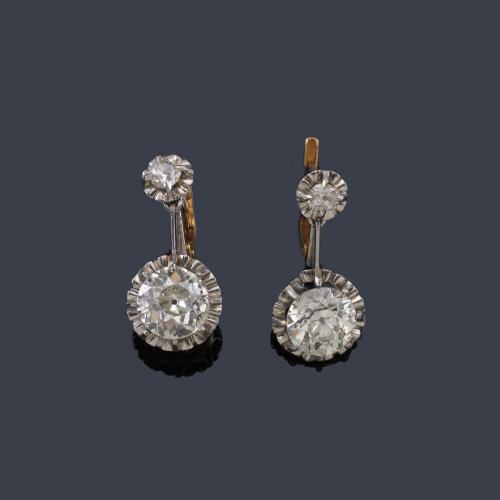 Pendientes largos con pareja de diamantes talla antigua de aprox. 2,09 ct y 1,89 ct respectivamente en montura platino. Años '30.