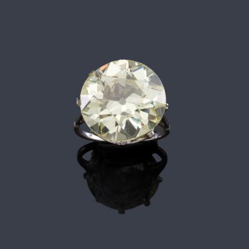  Solitario con diamante talla antigua de aprox. 12,83 ct en montura de platino.