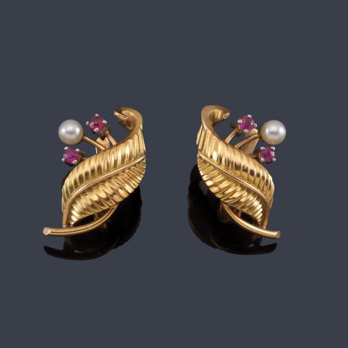 Pendientes retro con diseño de hoja con perlitas y rubíes de aprox. 0,28 ct en total.