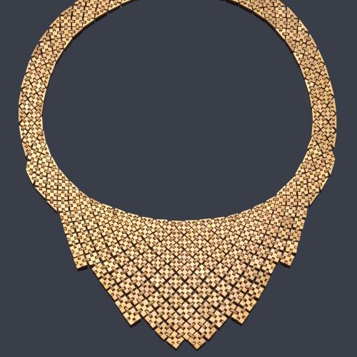  Collar tipo babero con diseño de plaquitas en oro amarillo de 18K.