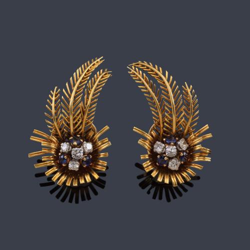 Pendientes retro con diseño de espiga y centro cuajado con zafiros y brillantes de aprox. 1,00 ct en total. Años '40.