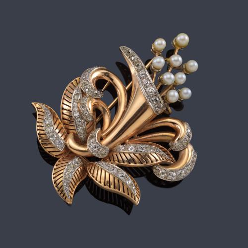 Broche años '40 con perlitas y diamantes talla antigua de aprox. 2,00 ct en total en montura de oro rosa de 18K.