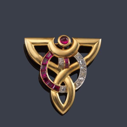 Broche con motivos geométricos con rubíes calibrados y diamantes talla rosa, en montura de oro amarillo de 18K.