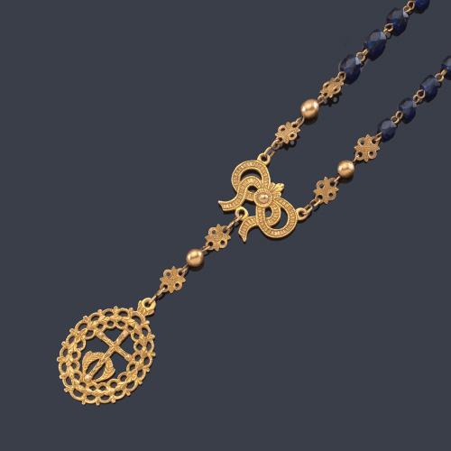  Rosario largo con cuentas de vidrio facetado y remate en oro amarillo de 18K. S. XX.
