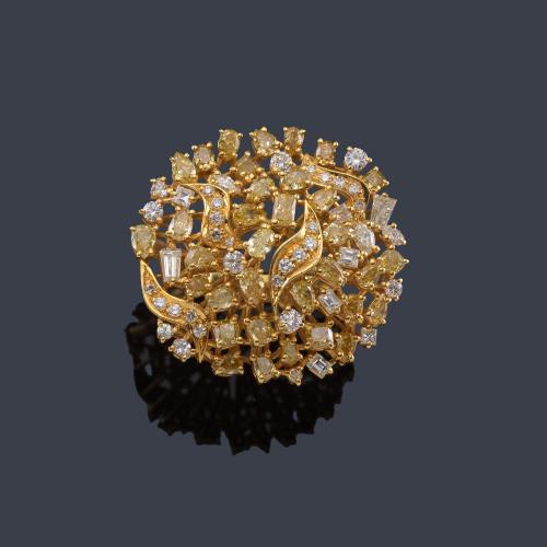  Anillo con cuajado de diamantes talla brillante, marquís, princesa y oval de aprox. 5,00 ct tanto incoloros como 'Fancy Yellow'.