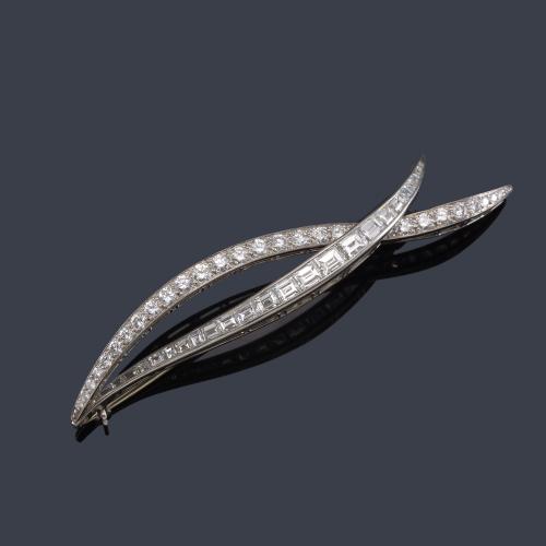 Broche con doble motivo ondulado con diamantes talla brillante y baguette de aprox. 3,00 ct en total. Años '60.