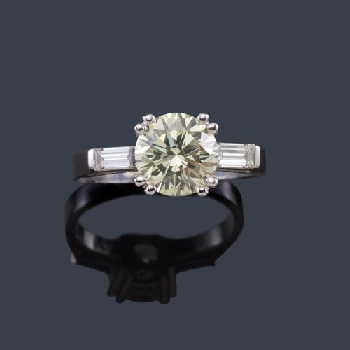 Solitario con brillante de aprox. 1,90 ct con dos diamantes talla baguette.