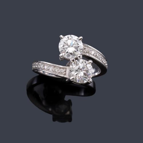  Anillo 'Tu y Yo' con pareja de brillantes de aprox. 1,02 ct y 1,05 ct respectivamente en montura de oro blanco de 18K. Certificado GIA.