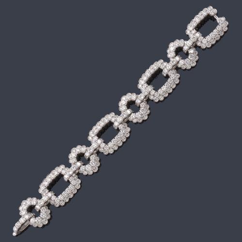  Exquisita pulsera con eslabones ovalados y rectangulares con doble banda de brillantes de aprox. 28,00 ct en total. Años '70.