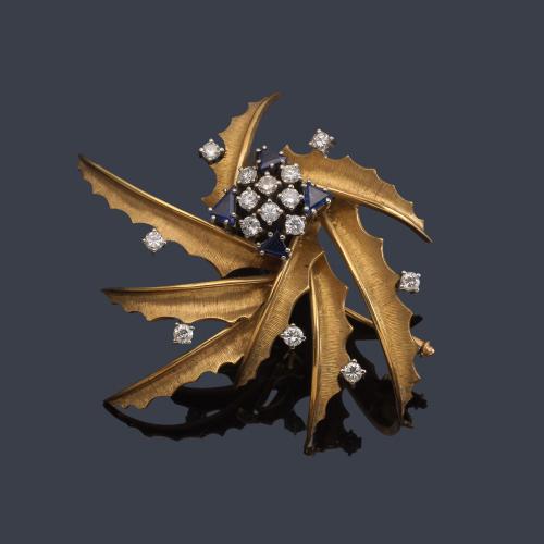  Broche con diseño vegetal años '70 con centro de brillantes de aprox. 1,05 ct en total y cuatro zafiros talla triangulo de aprox. 0,40 ct.