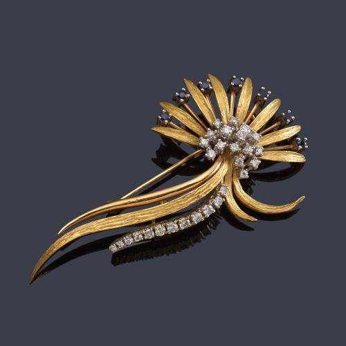 Broche con diseño floral cuajado central de diamantes talla 16/16 de aprox. 1,10 ct y zafiros talla redonda de aprox. 0,63 ct en total. Años '70.