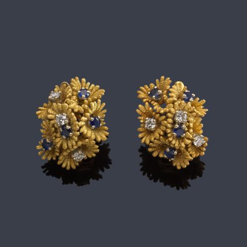  Pendientes cortos años '70 con diseño floral con diamantes talla 16/16 de aprox. 0,30 ct y zafiros de aprox. 0,72 ct en total.