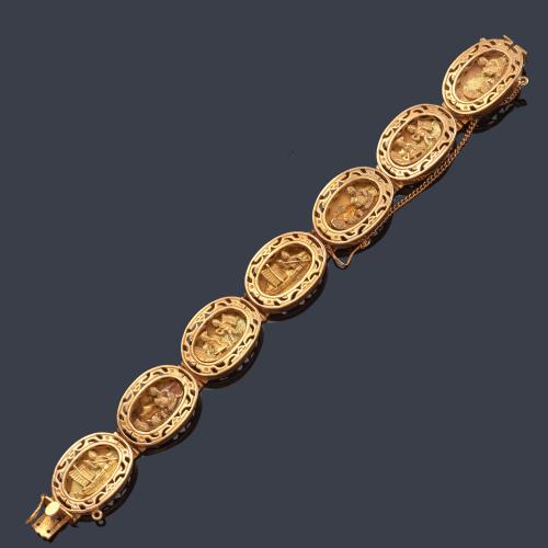  Pulsera con siete eslabones ovalados con escenas con motivos mayas realizado en oro amarillo de 18K.