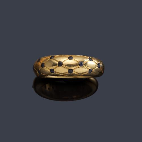  Anillo bombé con zafiros salpicados en montura de oro amarillo de 18K.