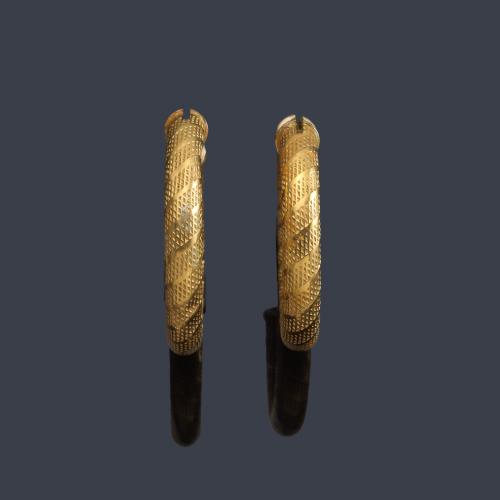  Criollas con decoración rallada en oro amarillo de 18K.