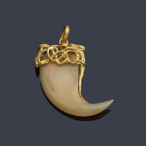  Colgante con garra de león con montura de oro amarillo de 18K.