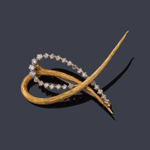  Broche con doble motivo curvado con diamantes talla 8/8 en montura de oro amarillo y blanco de 18K. Años '70.