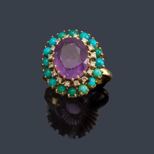  Anillo con turquesa talla oval de aprox. 3,90 ct con doble orla de diamantes talla 16/16 de aprox. 0,27 ct y turquesas en montura de oro amarillo de 18K.