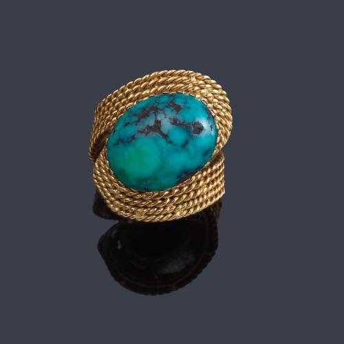  Anillo con turquesa talla cabujón de aprox. 7,51 mm en montura de hilos de oro amarillo de 18K. Años '70.