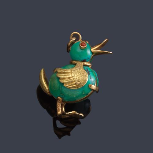  Colgante con motivo de pato con dos turquesas esféricas pulidas y detalles en oro amarillo de 18K.
