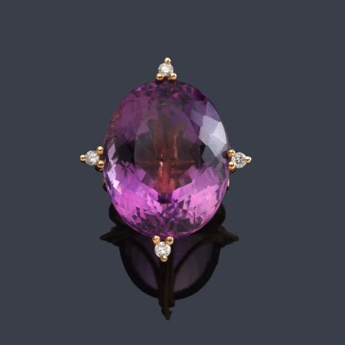  Anillo con amatista talla oval de aprox. 29,00 ct con cuatro brillantes en montura de oro amarillo de 18K.