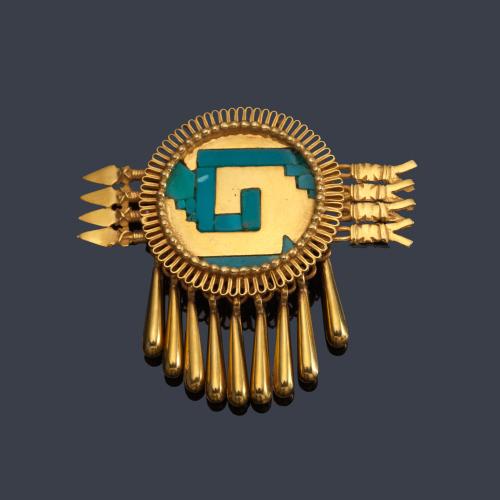  Broche circular con motivos aztecas con piezas de turquesas en oro amarillo de 18K.