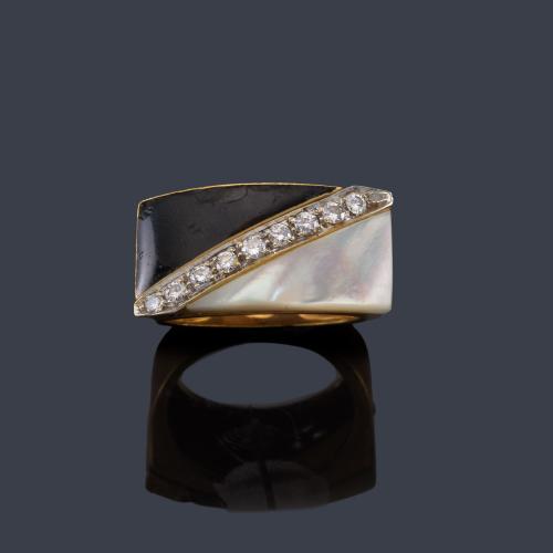  Anillo con pieza de nácar y ónix y banda de brillantes de aprox. 0,36 ct en total.