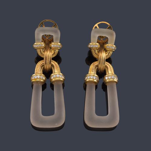  Pendientes largos con cristal de roca, brillantes de aprox. 0,50 ct en total en montura de oro amarillo de 18K. Años '70.
