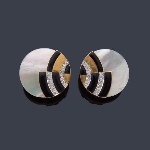  Pendientes con diseño circular con bandas de esmalte negro y brillantes de aprox. 1,08 ct en total, sobre placa de nácar. Años '70.