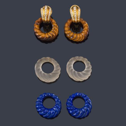  Pendientes largos tipo criolla con brillantes de aprox. 0,80 ct en total y tres pares argollas gallonadas realizadas en cuarzo 'ojo de tigre', lapislázuli y cristal de roca, intercambiables. Años '70.