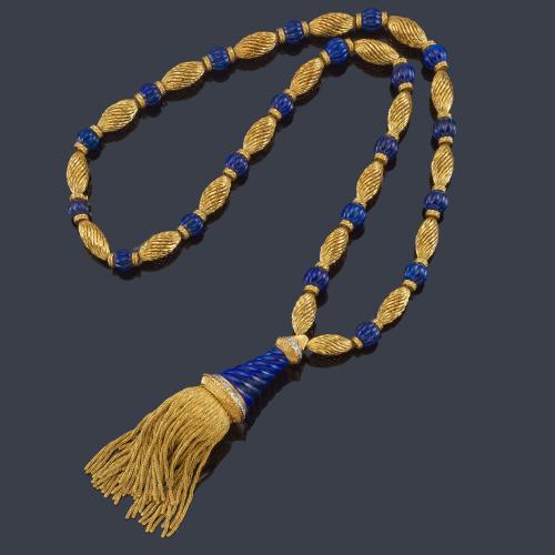  Espectacular 'soutoir' con adornos ovoides gallonados y colgante con borla en oro amarillo de 18K, bolas gallonadas y colgante de lapislázuli, "rondelles" y banda inferior con brillantes.