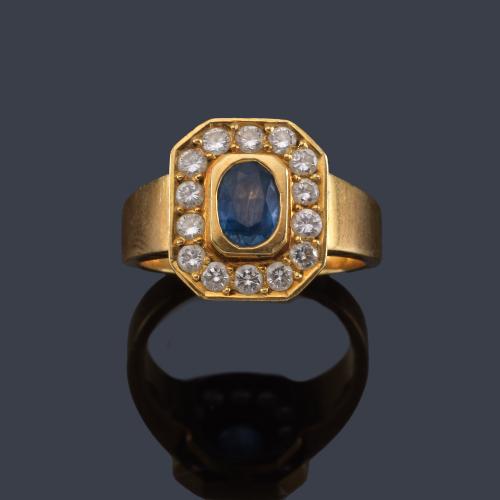 Anillo con zafiro talla oval de aprox. 1,00 ct con orla de brillantes de aprox. 0,85 ct en total. Dictamen IGE.