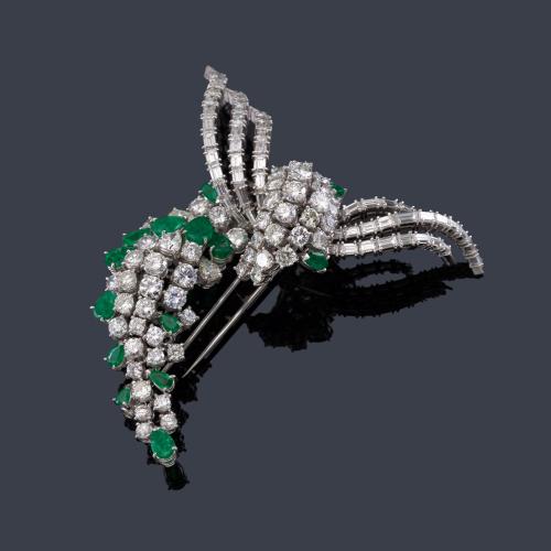 Broche con diseño de lazada con esmeraldas talla perilla de aprox. 3,60 ct y diamantes talla baguette, perilla y brillante de aprox. 13,10 ct en total.