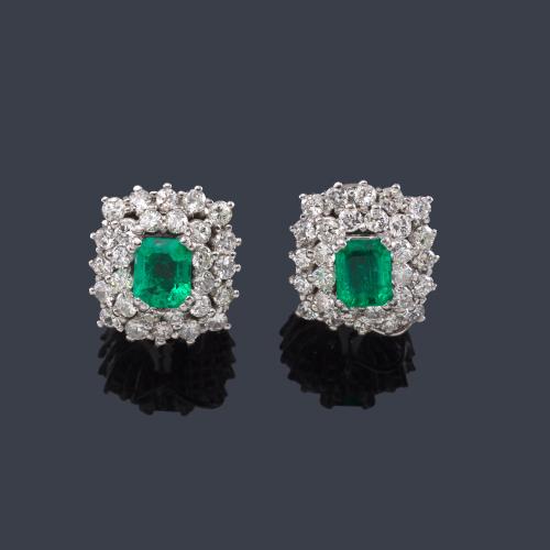 Pendientes cortos con pareja de esmeraldas de aprox. 0,40 ct cada uno y doble orla de brillantes de aprox. 1,70 ct en total.
