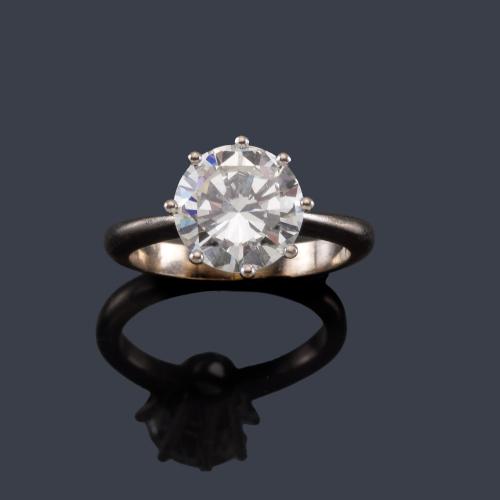 Solitario con brillante de aprox. 2,60 ct en montura de oro blanco de 18K.